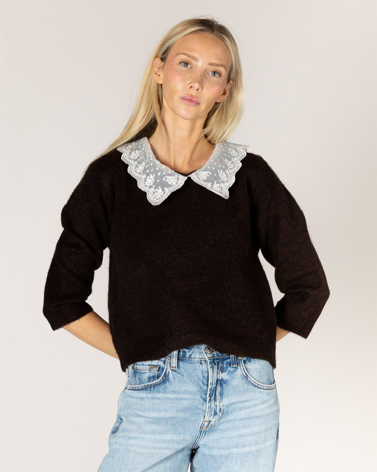 short sleeve knit top in brown with lace collar