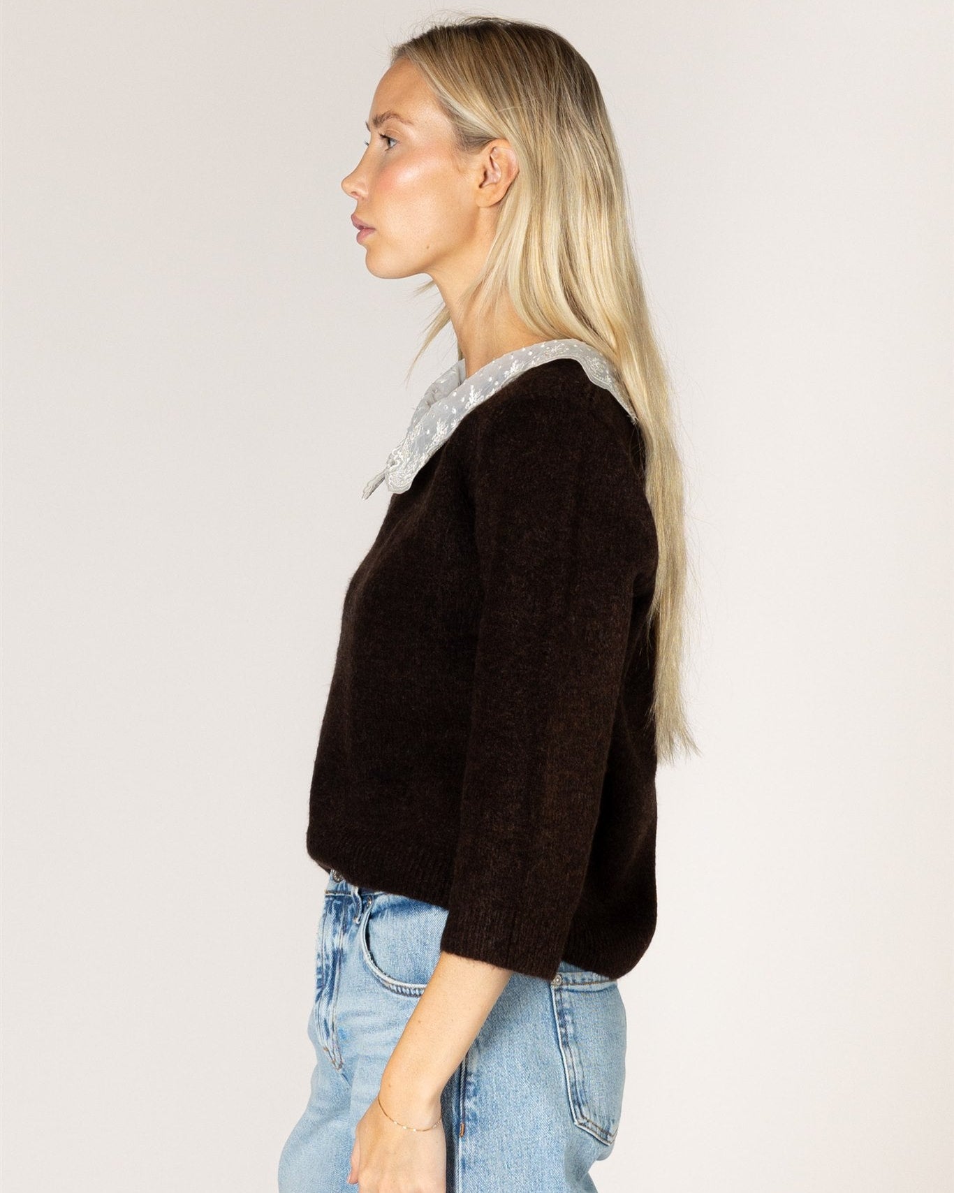 short sleeve knit top in brown with lace collar
