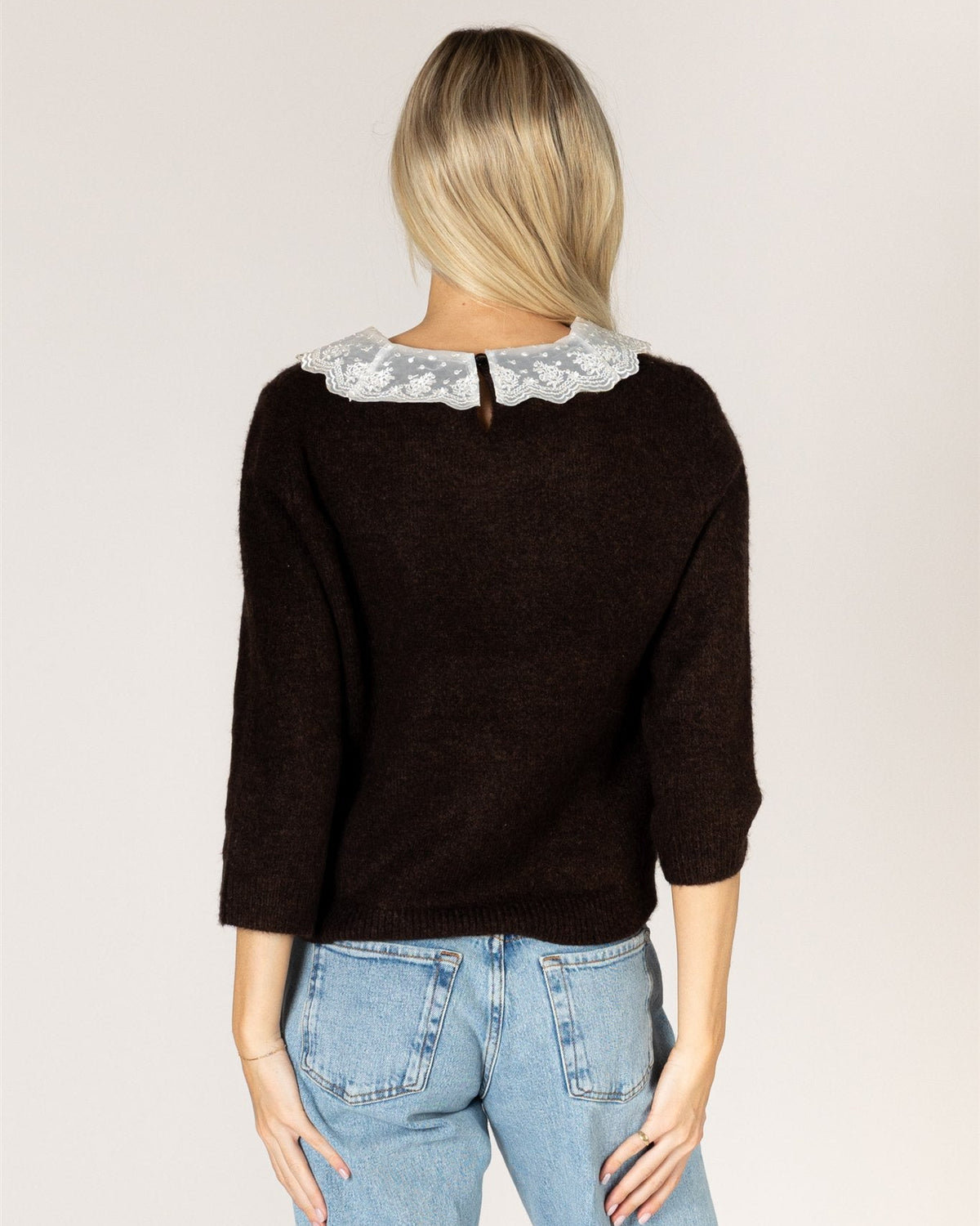 short sleeve knit top in brown with lace collar