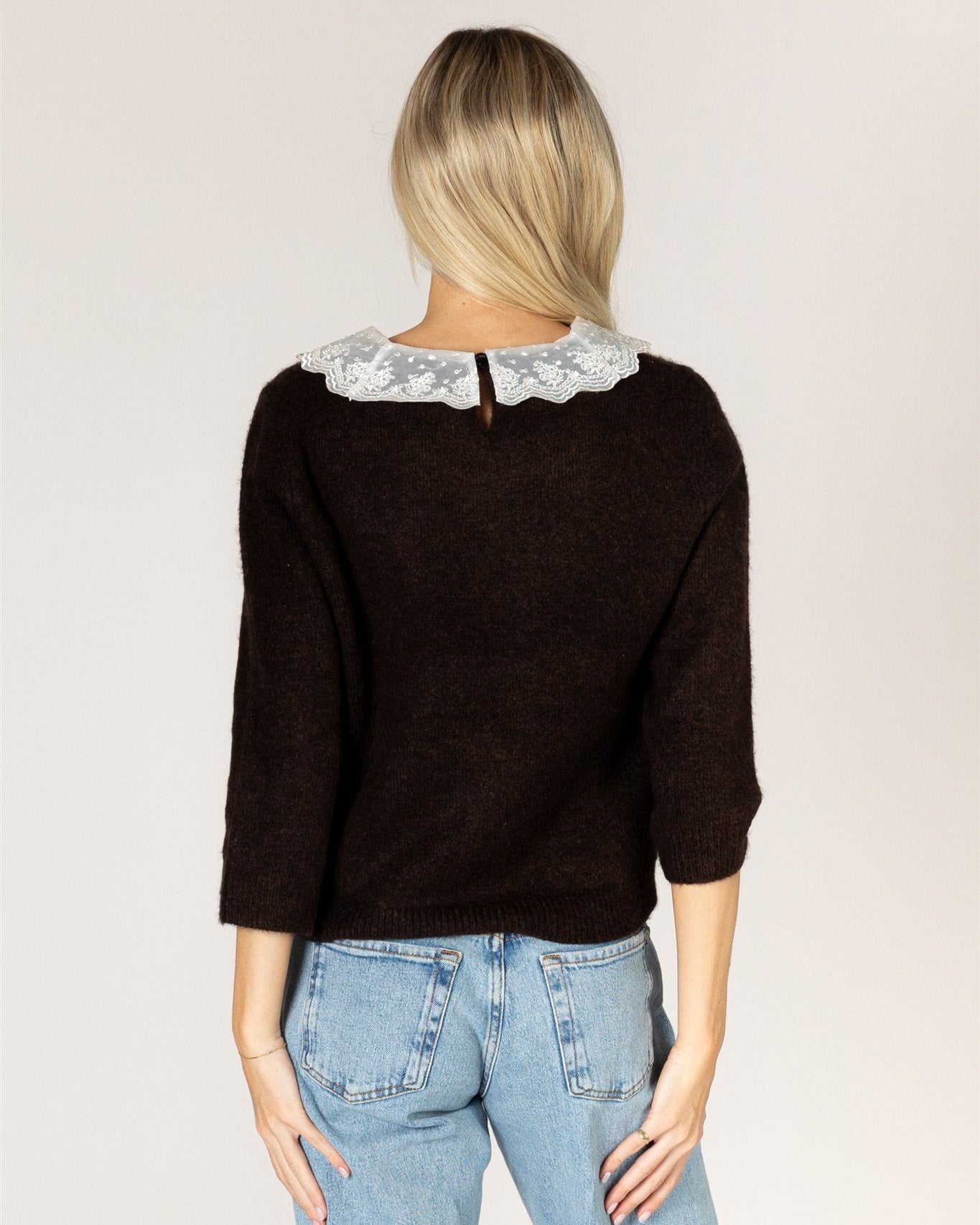 short sleeve knit top in brown with lace collar