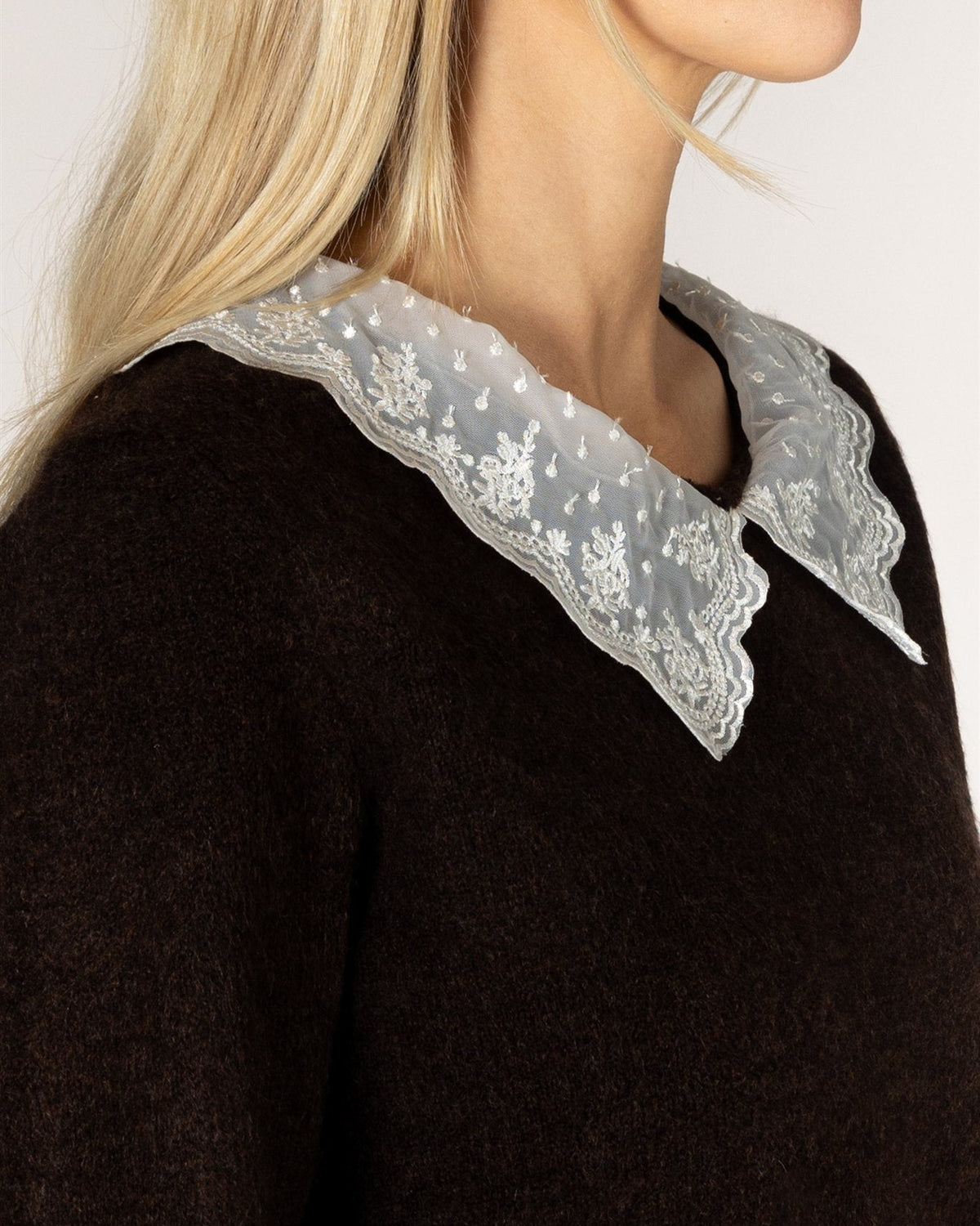 short sleeve knit top in brown with lace collar