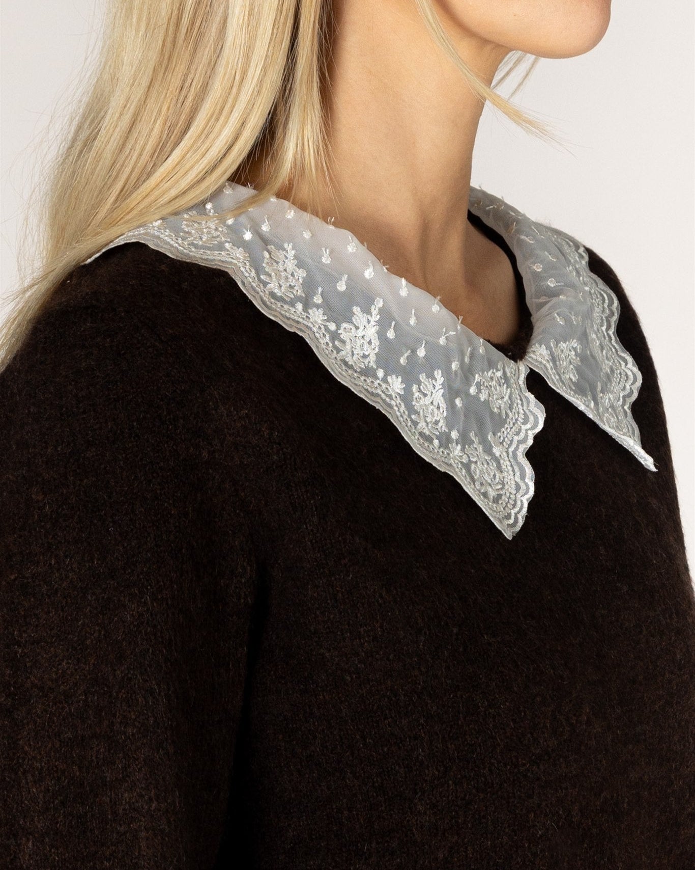 short sleeve knit top in brown with lace collar