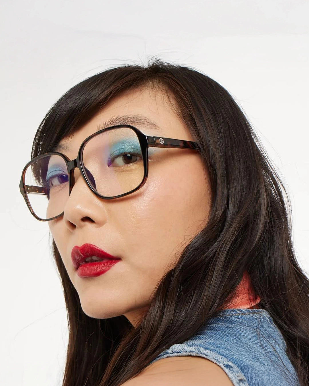 woman wearing a set of tortoiseshell square framed eyeglasses for blue light by Barner