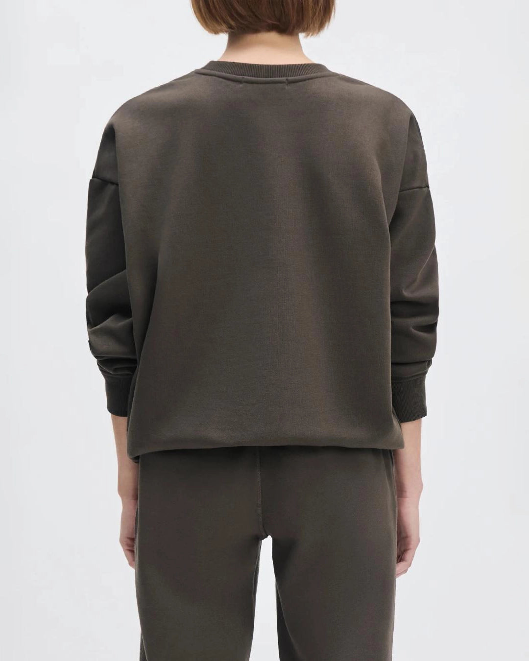 Woman wearing a sweatshirt in brown from favourite daughter