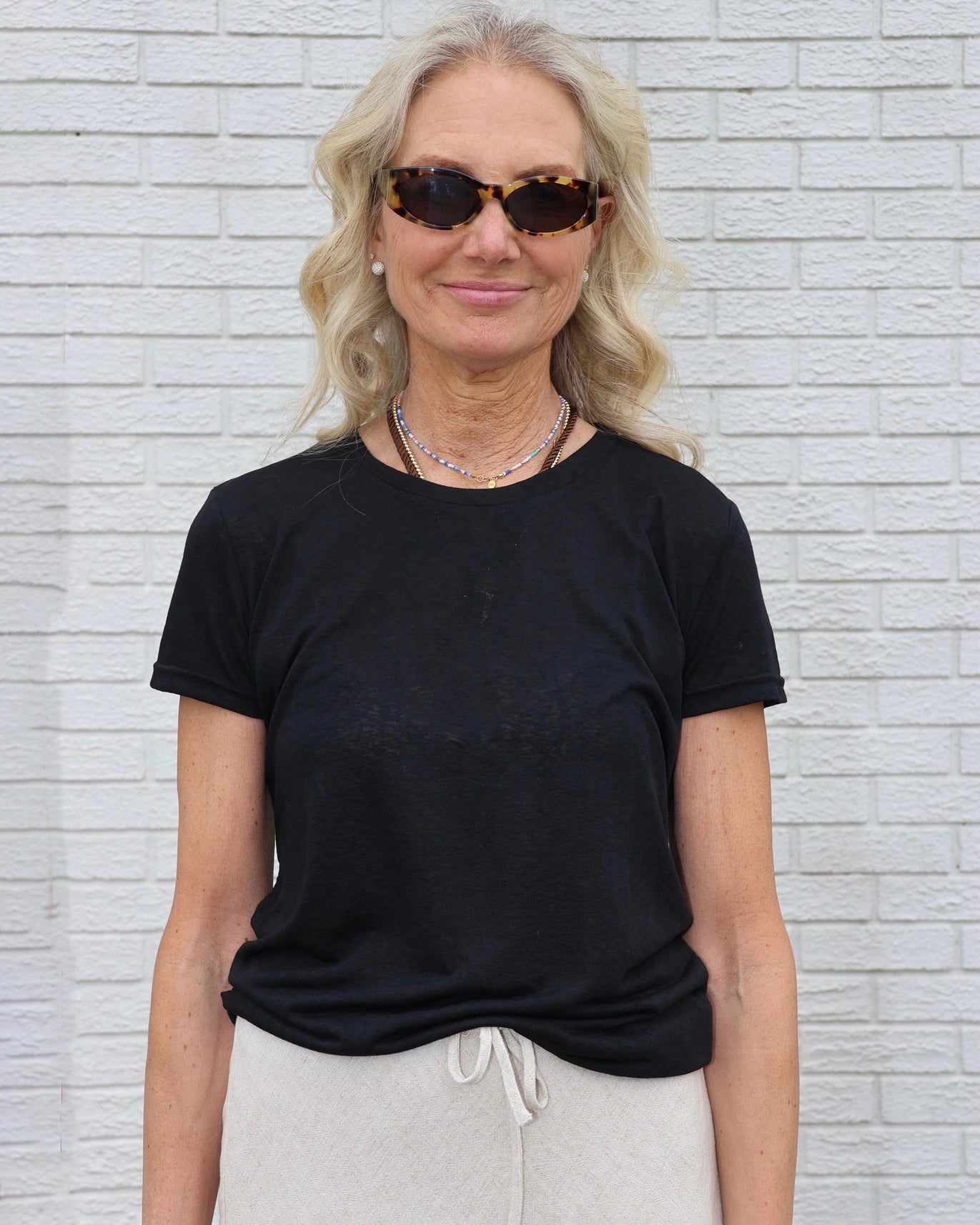 Woman wearing a black linen t-shirt