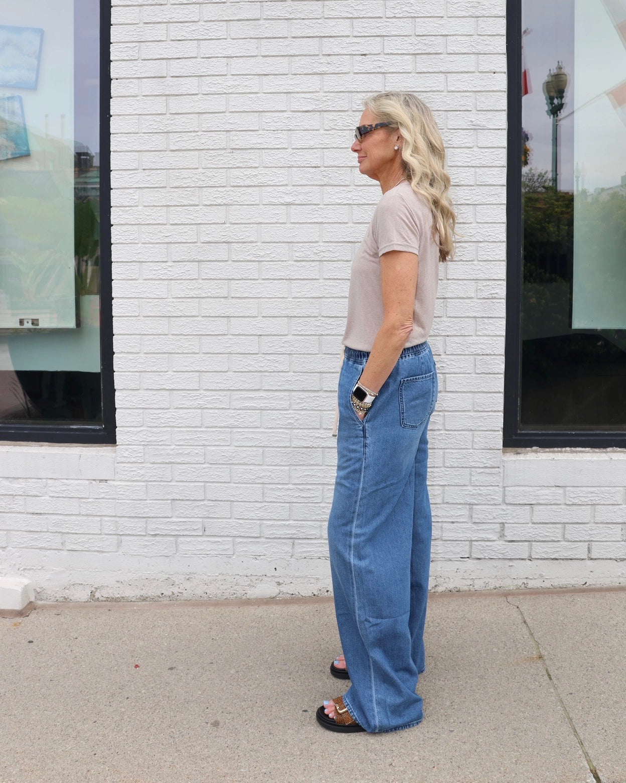 Woman wearing a beige linen t-shirt