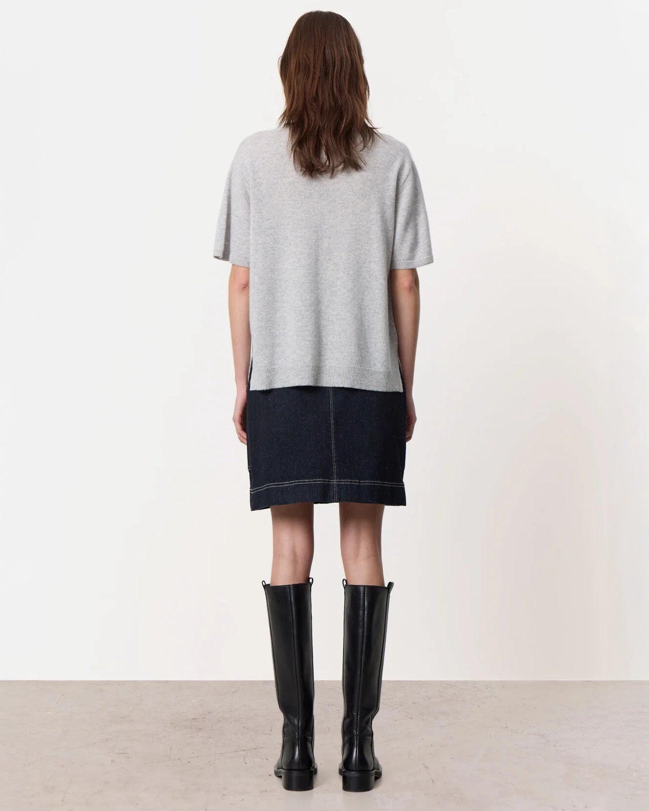 a woman wearing a crew neck oversized cashmere tee in grey