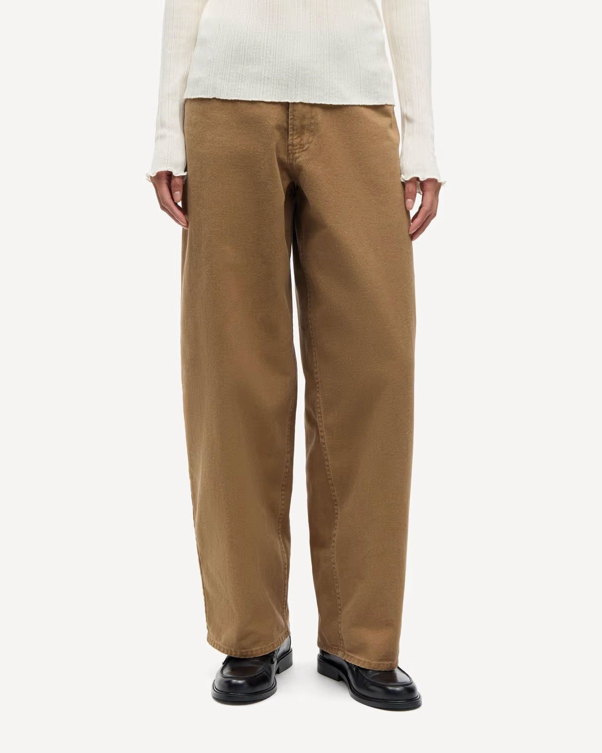 a woman wearing 100% cotton jeans with belt in khaki colour