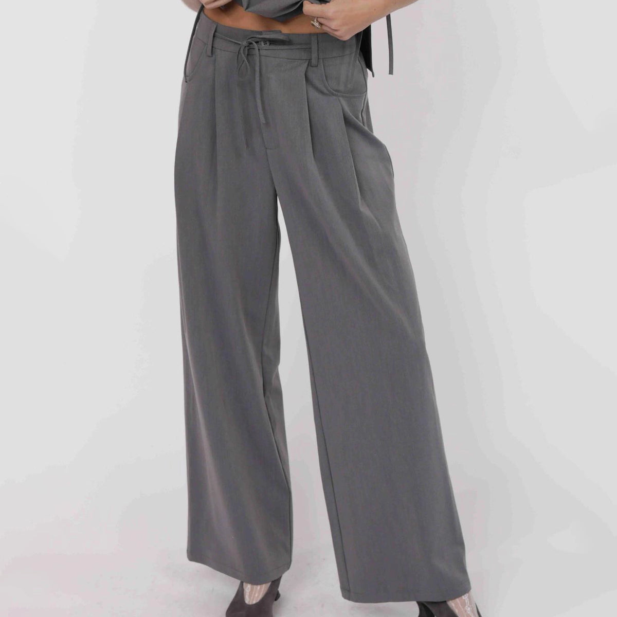 Cheeky Pleated Pants With Belt | Grey – Homebody