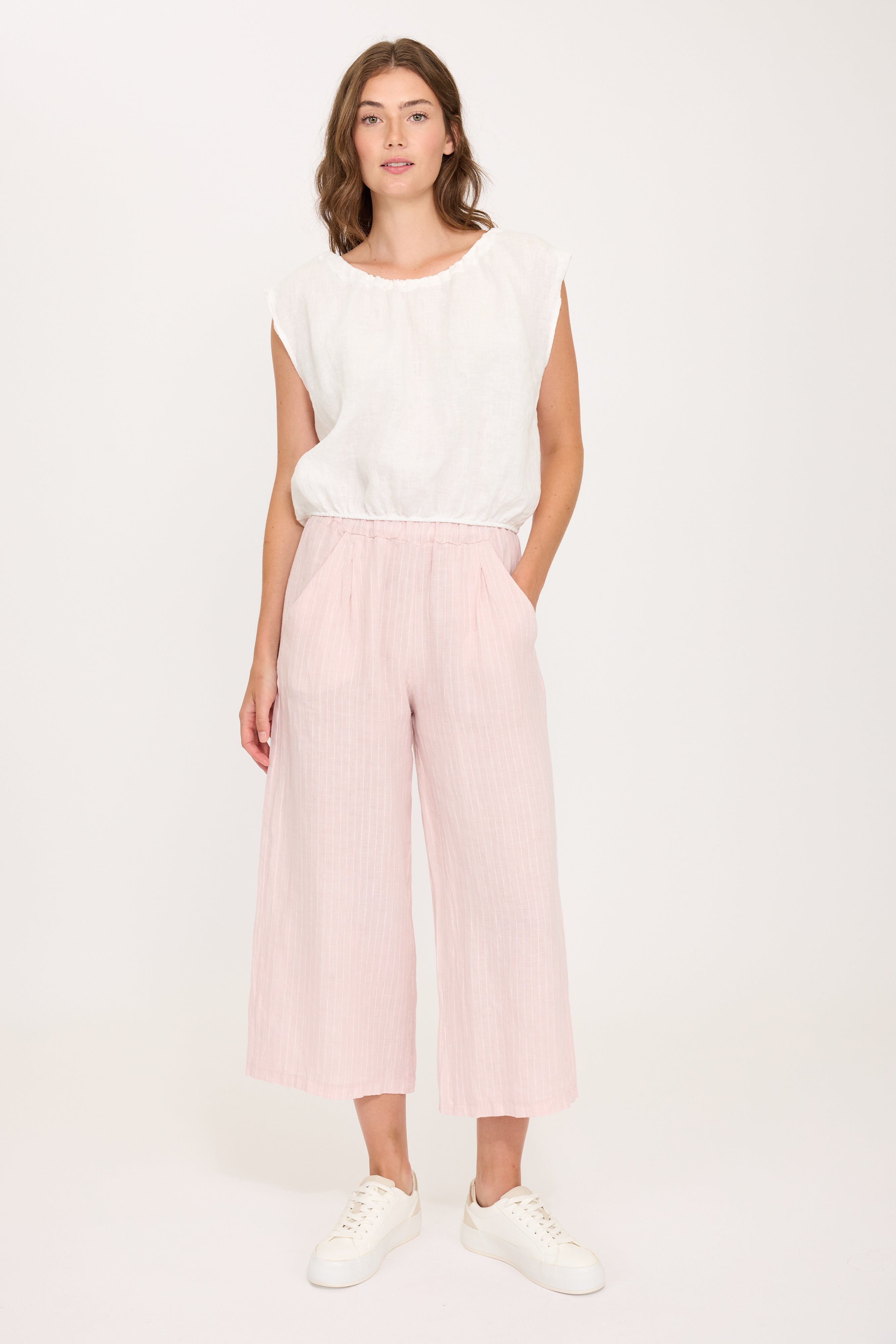 linen short sleeve top with an elastic bottom