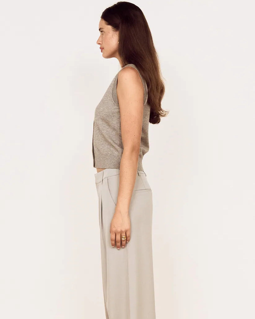 sleeveless knit vest in grey