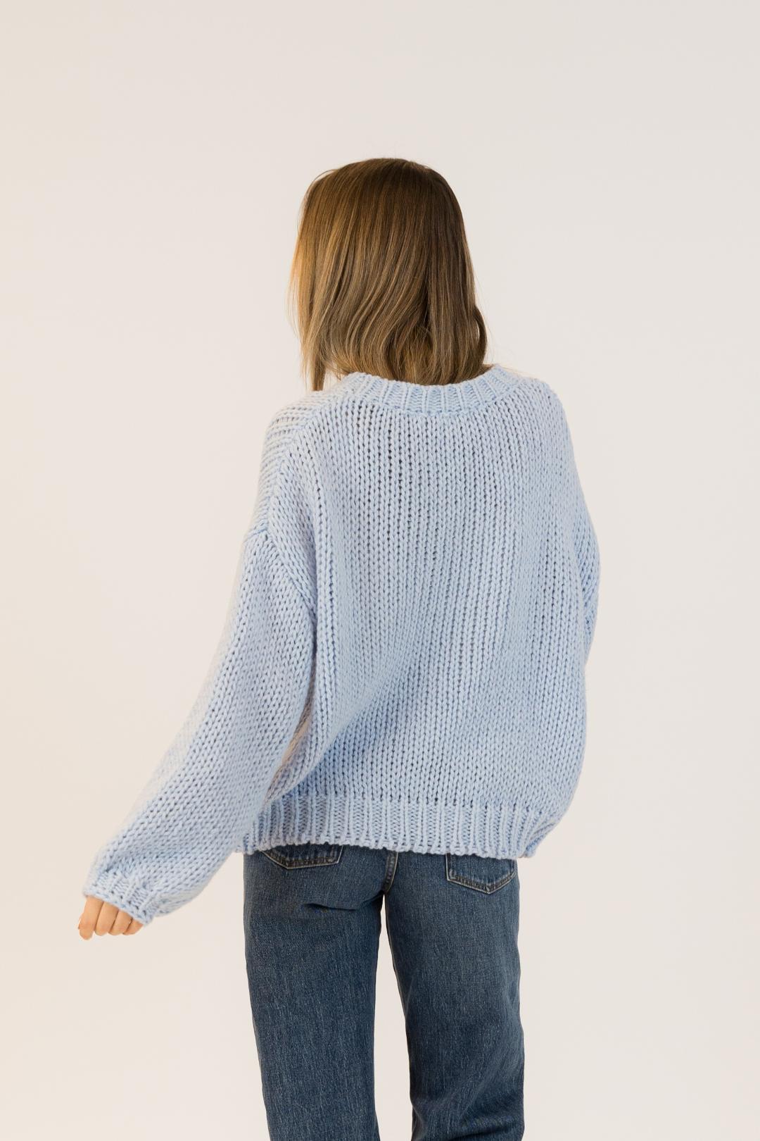 blue knit sweater with apres written on the front