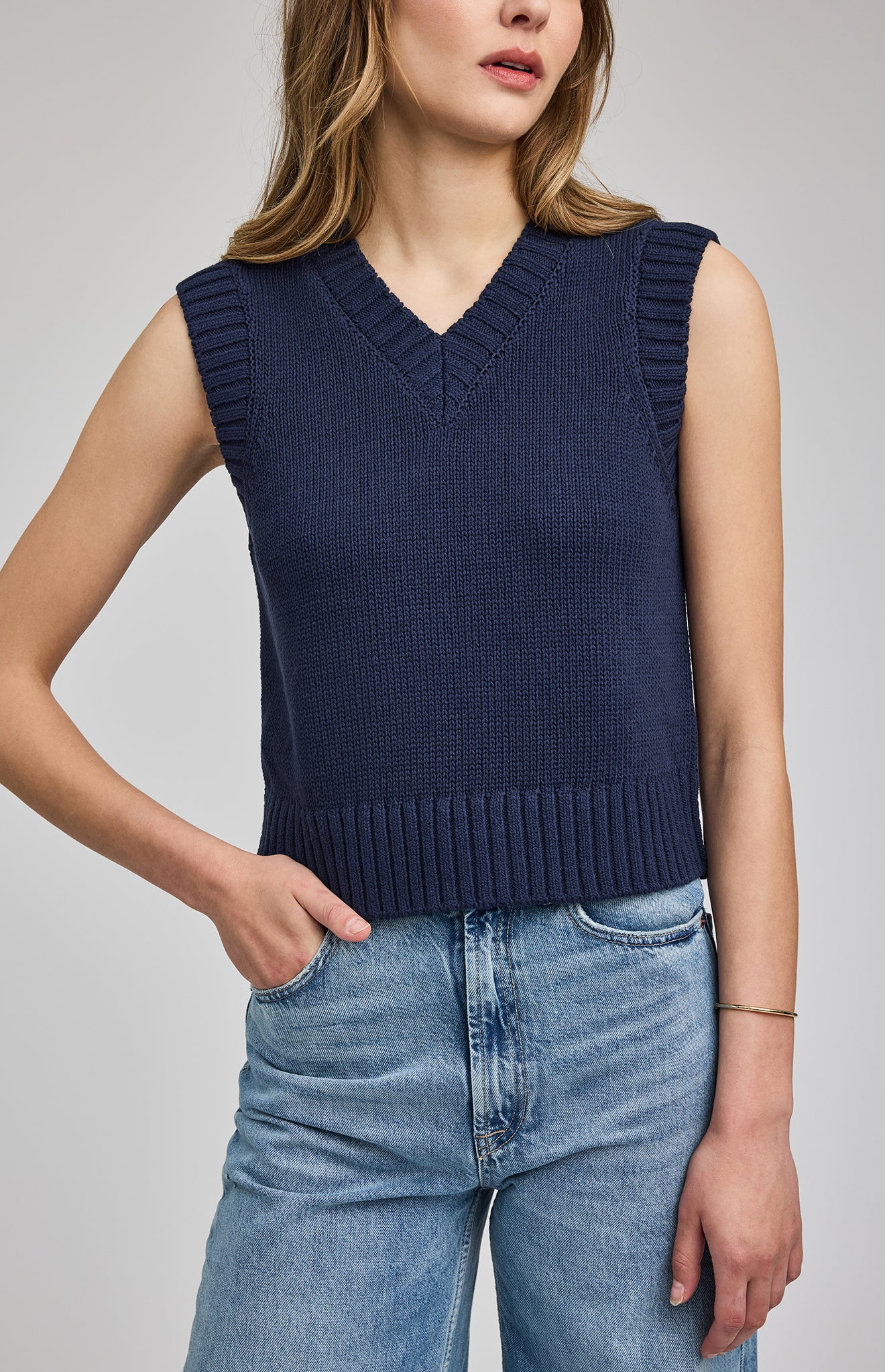 knit v-neck vest in navy