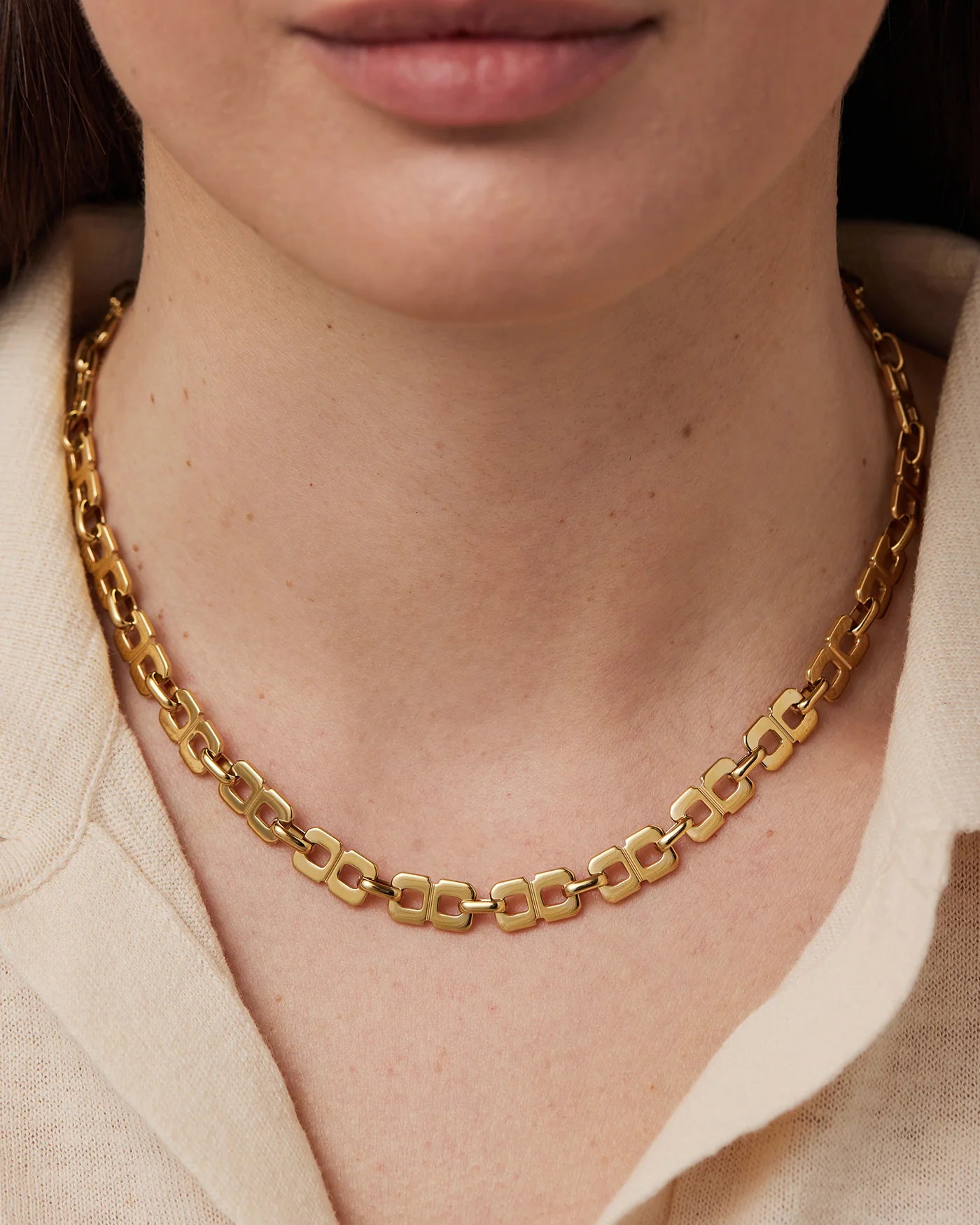 gold detailed necklace
