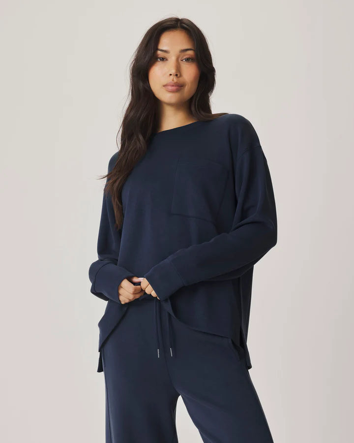 long sleeve crewneck sweatshirt in navy