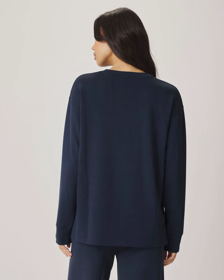 long sleeve crewneck sweatshirt in navy