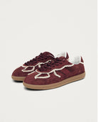 Maroon sneakers with crochet lace in white and rubber soles
