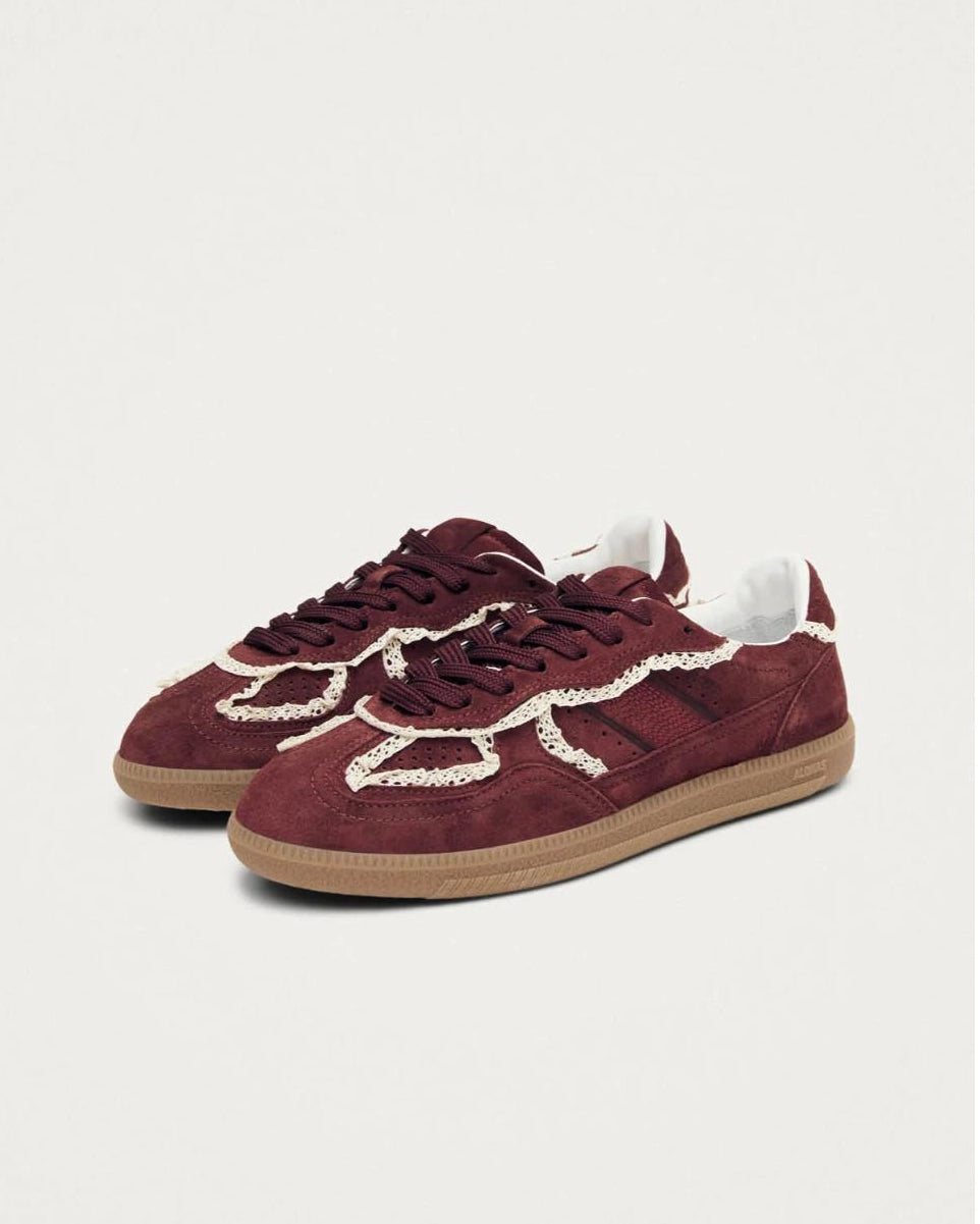 Maroon sneakers with crochet lace in white and rubber soles