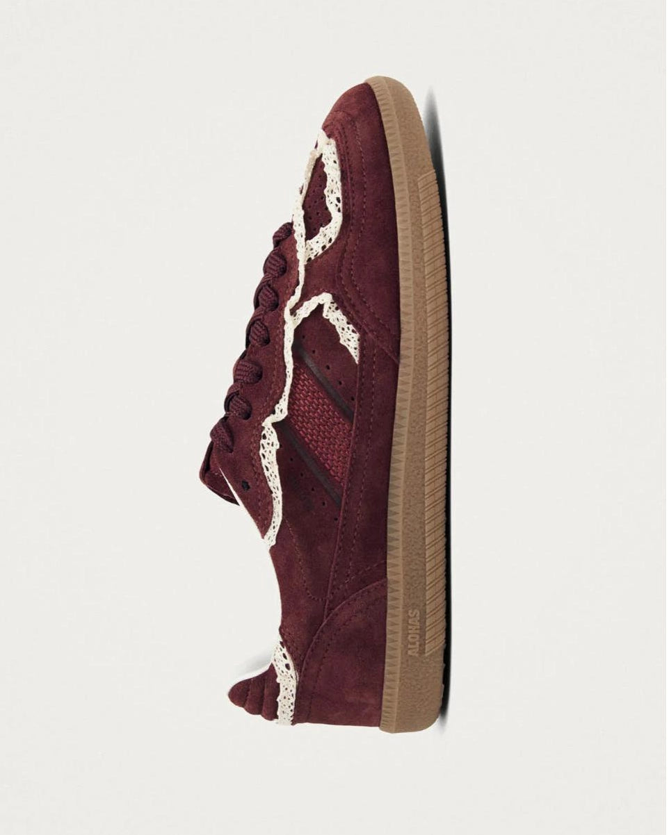 Maroon sneakers with crochet lace in white and rubber soles
