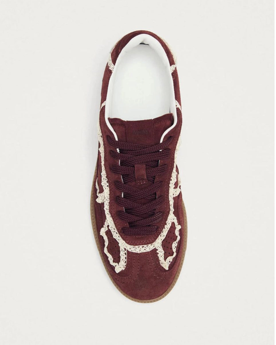 Maroon sneakers with crochet lace in white and rubber soles