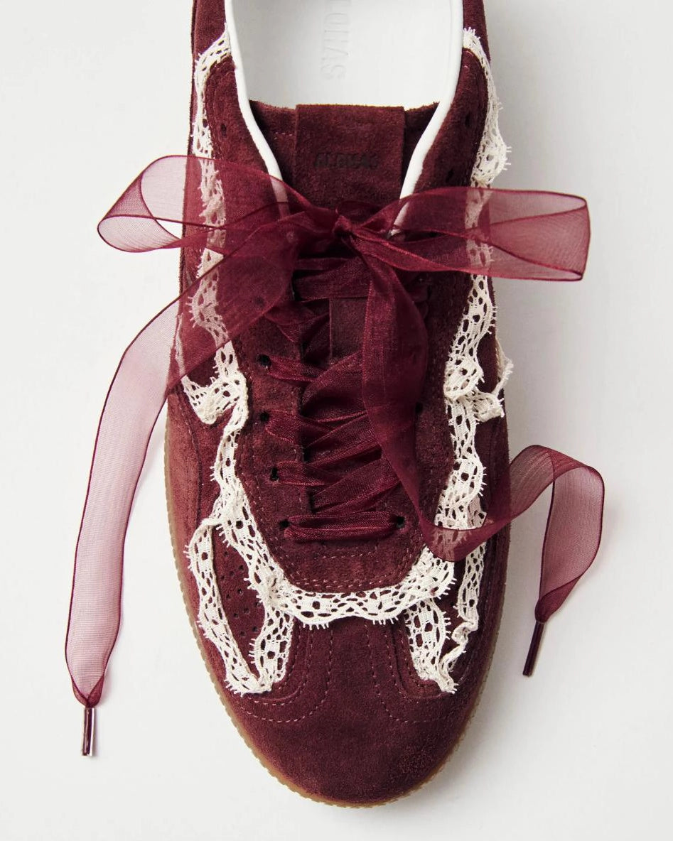 Maroon sneakers with crochet lace in white and rubber soles and ribbon laces