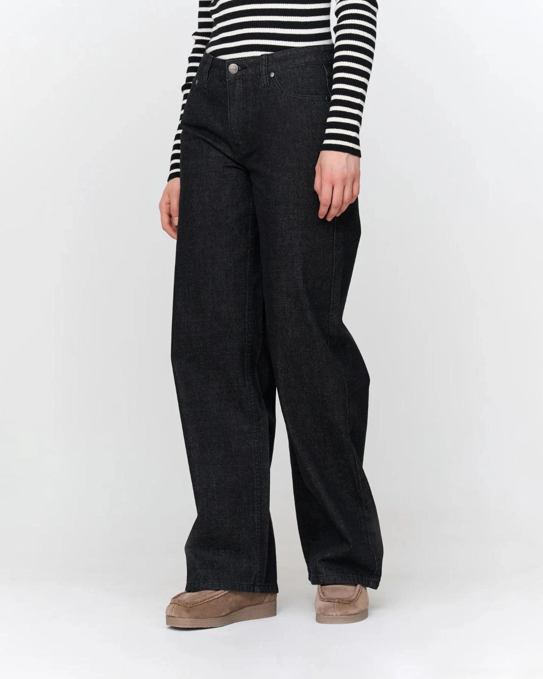 woman wearing dark grey wide-leg jeans