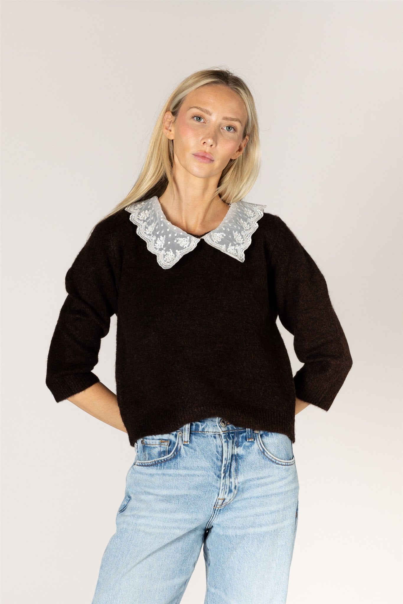 short sleeve knit top in brown with lace collar 