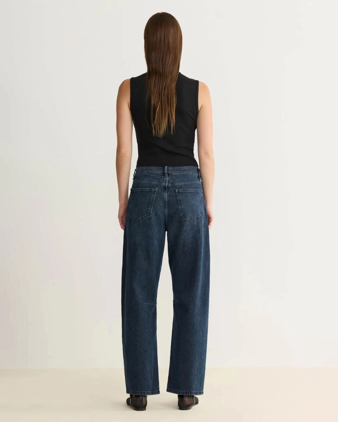 woman wearing barrel blue jeans