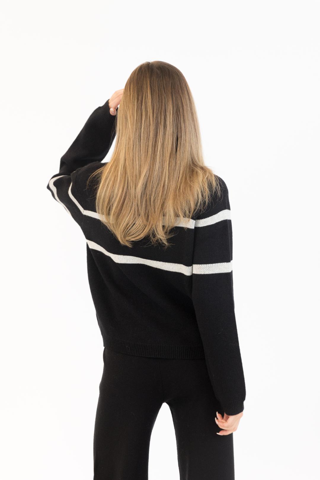 black sweater with ski written on the middle