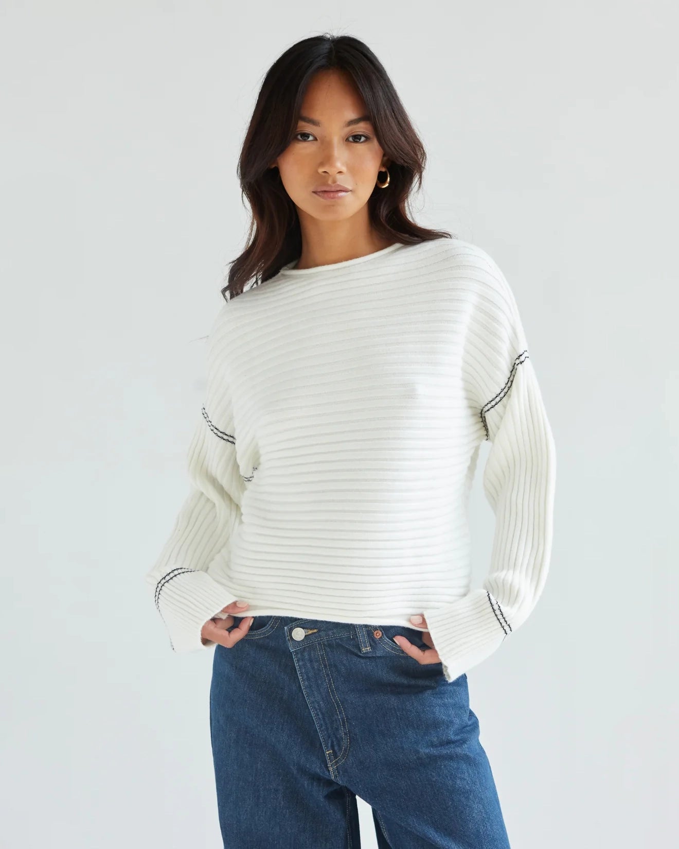 Woman wearing a white ribbed sweater
