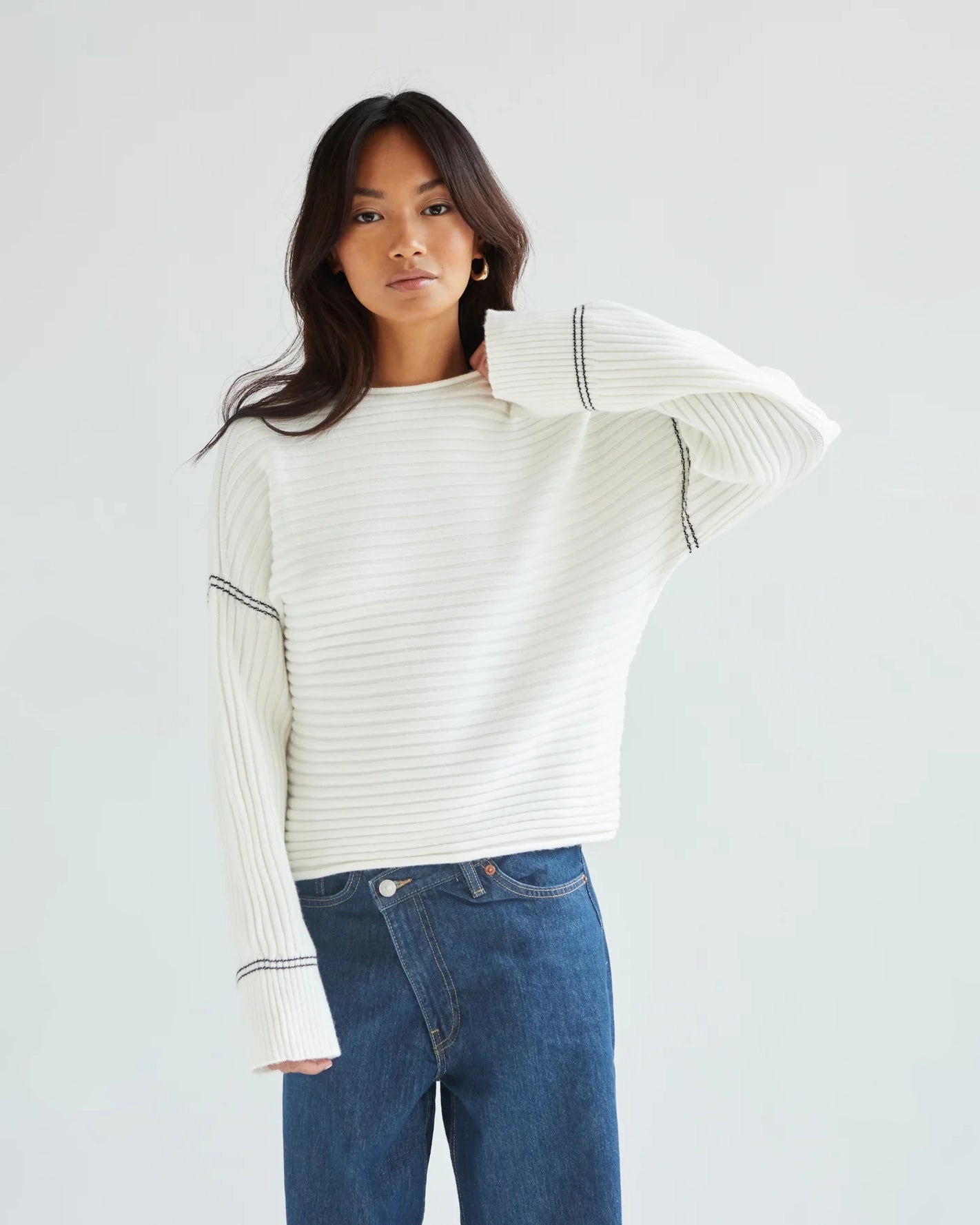 Woman wearing a white ribbed sweater