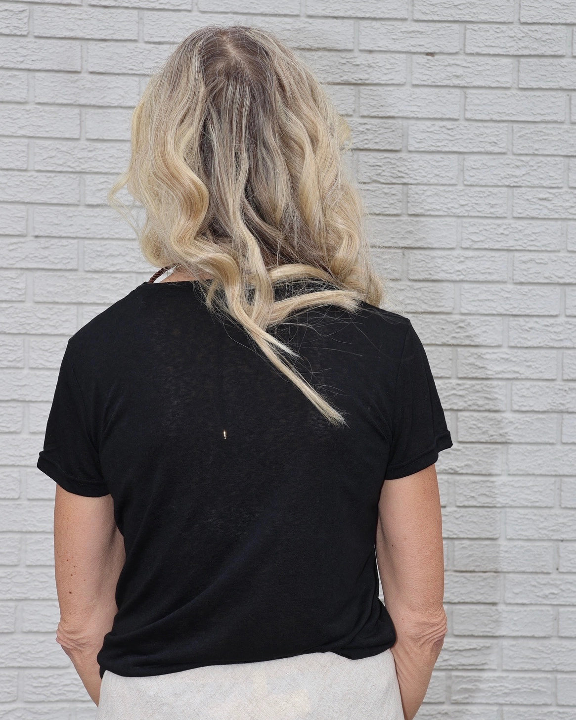 Woman wearing a black linen t-shirt