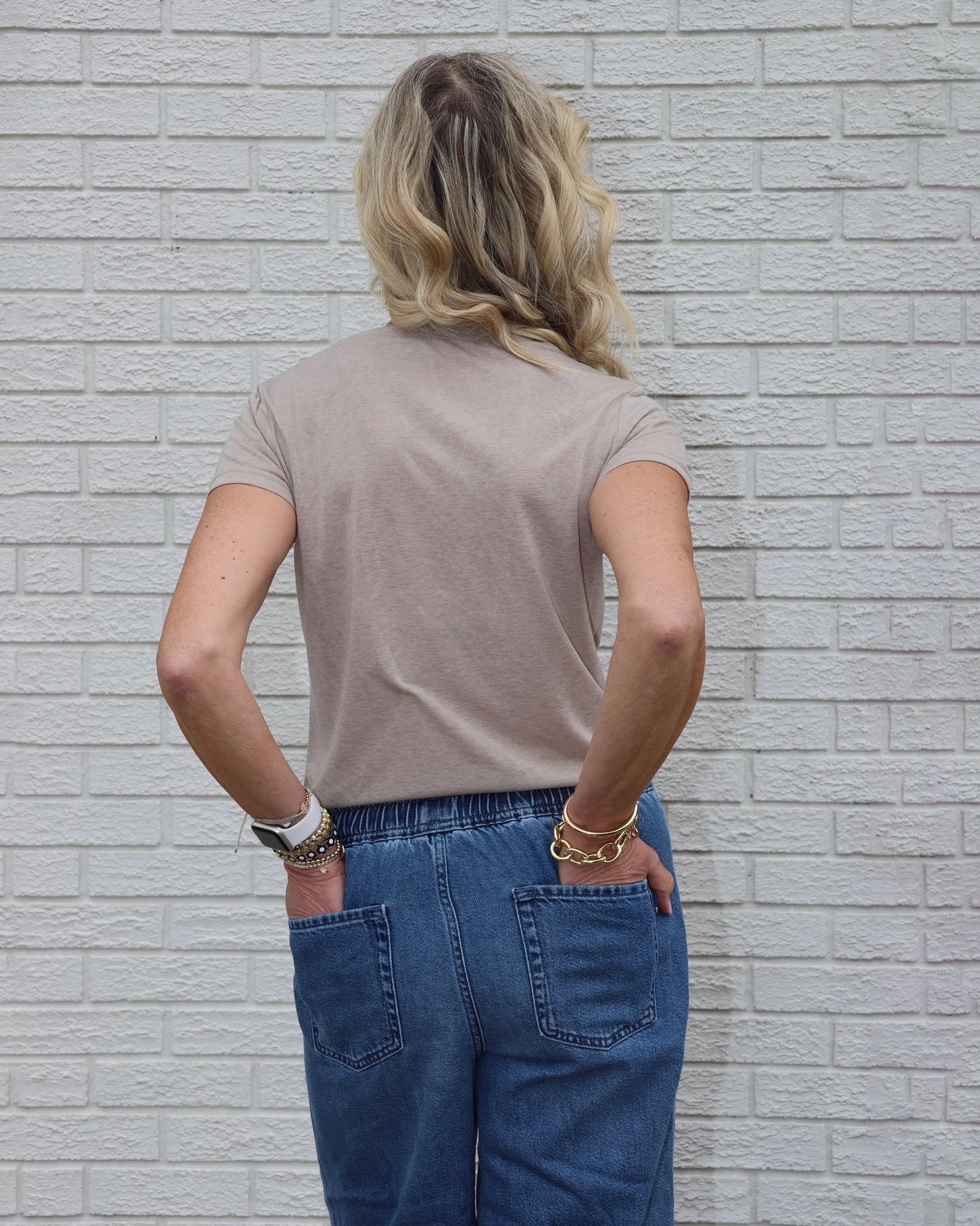 Woman wearing a beige linen t-shirt
