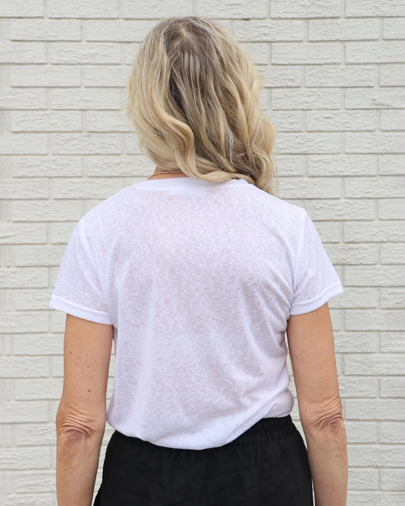 Woman wearing a white linen t-shirt