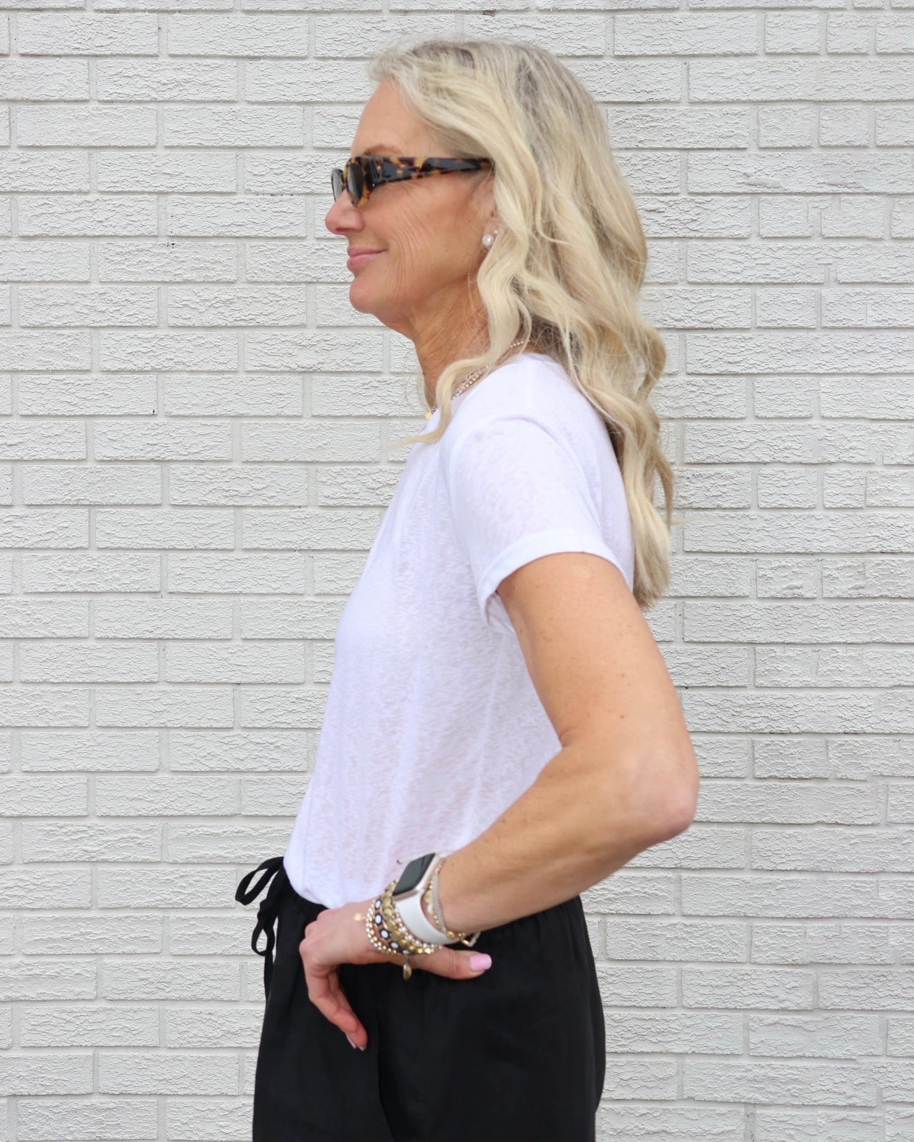 Woman wearing a white linen t-shirt