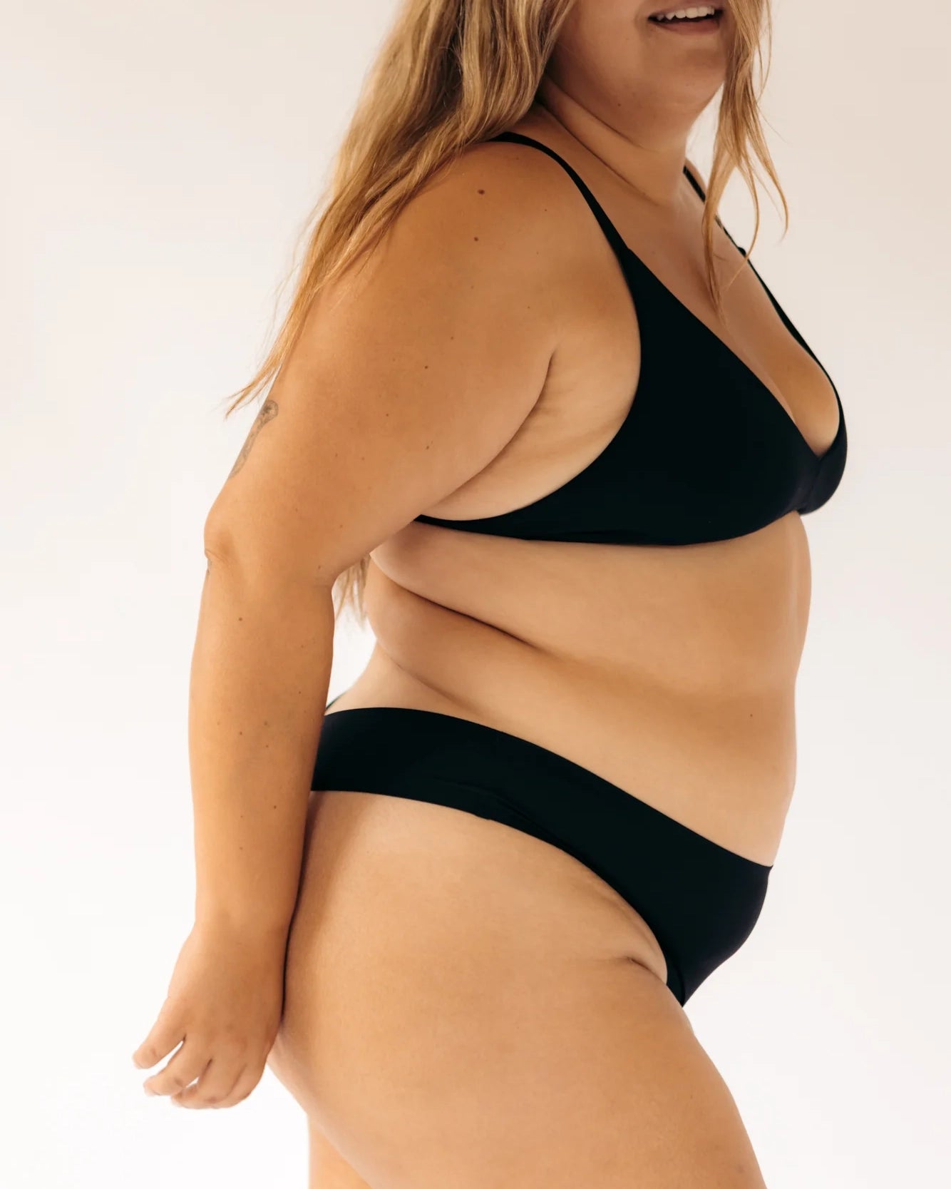 Huha Seamless Low Mid Rise Thong in Black 