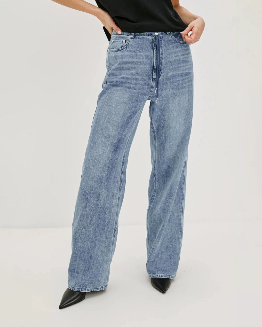 a woman wears normandie blue jeans by Rails