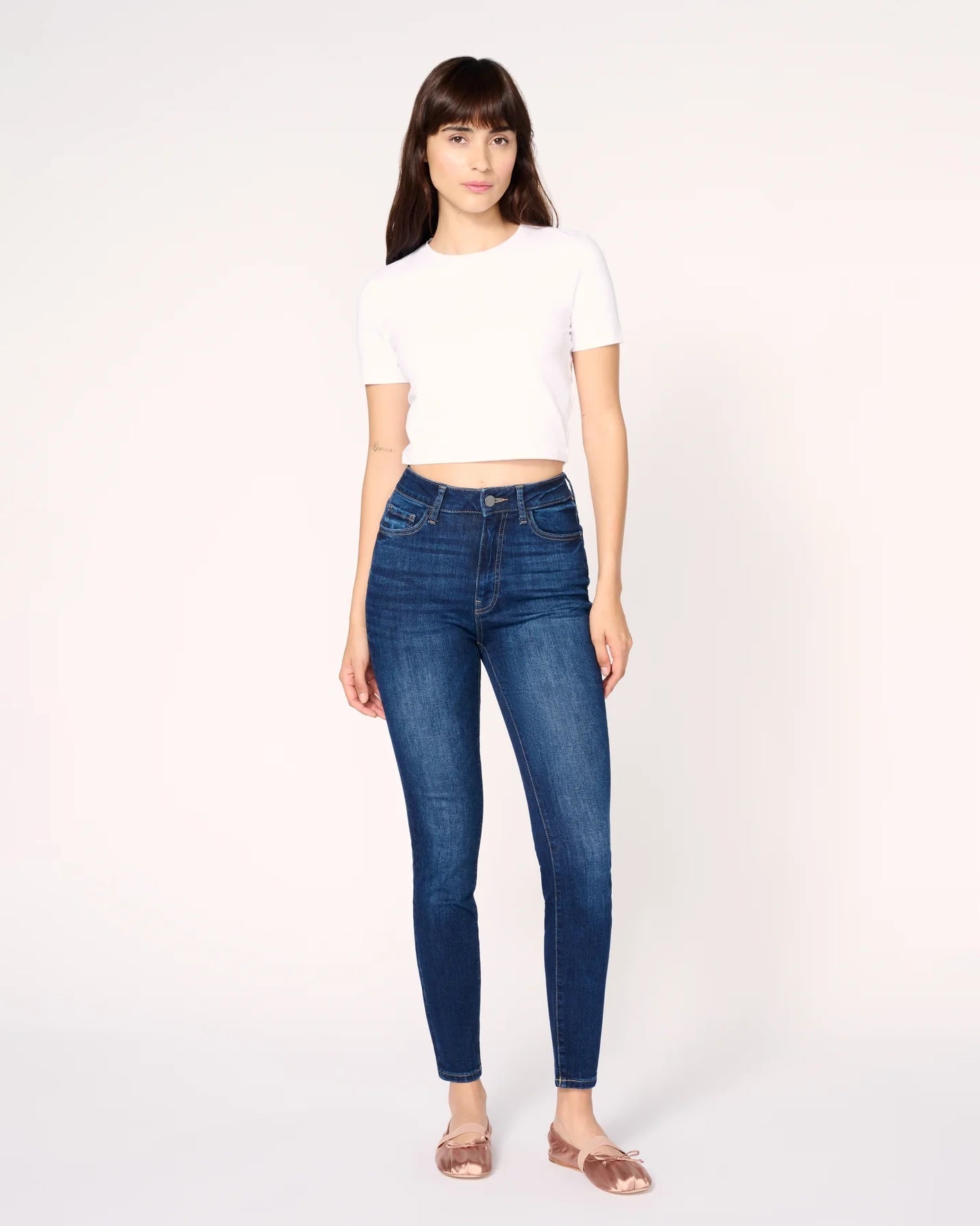 woman wearing skinny blue jeans in medium wash