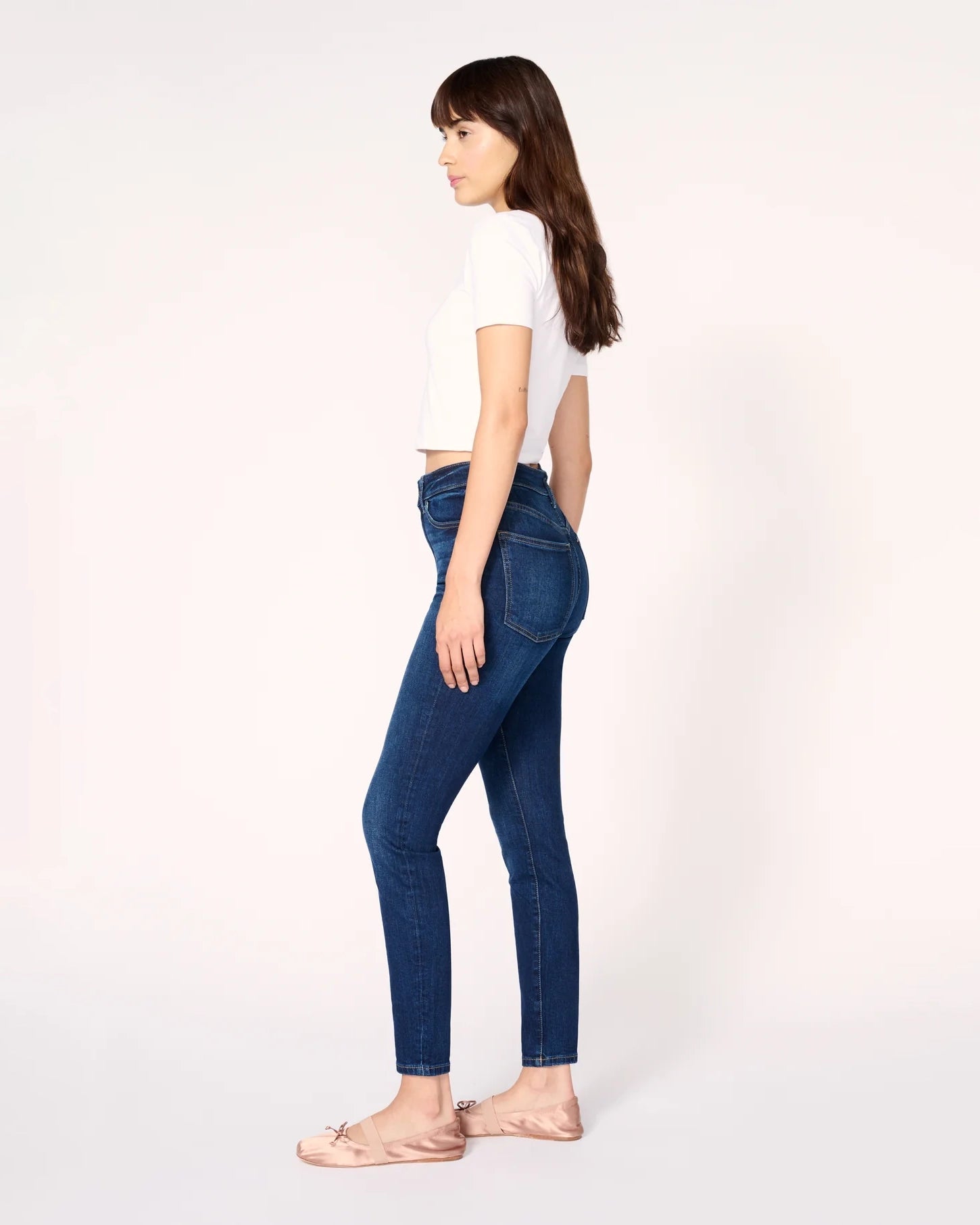 woman wearing skinny blue jeans in medium wash