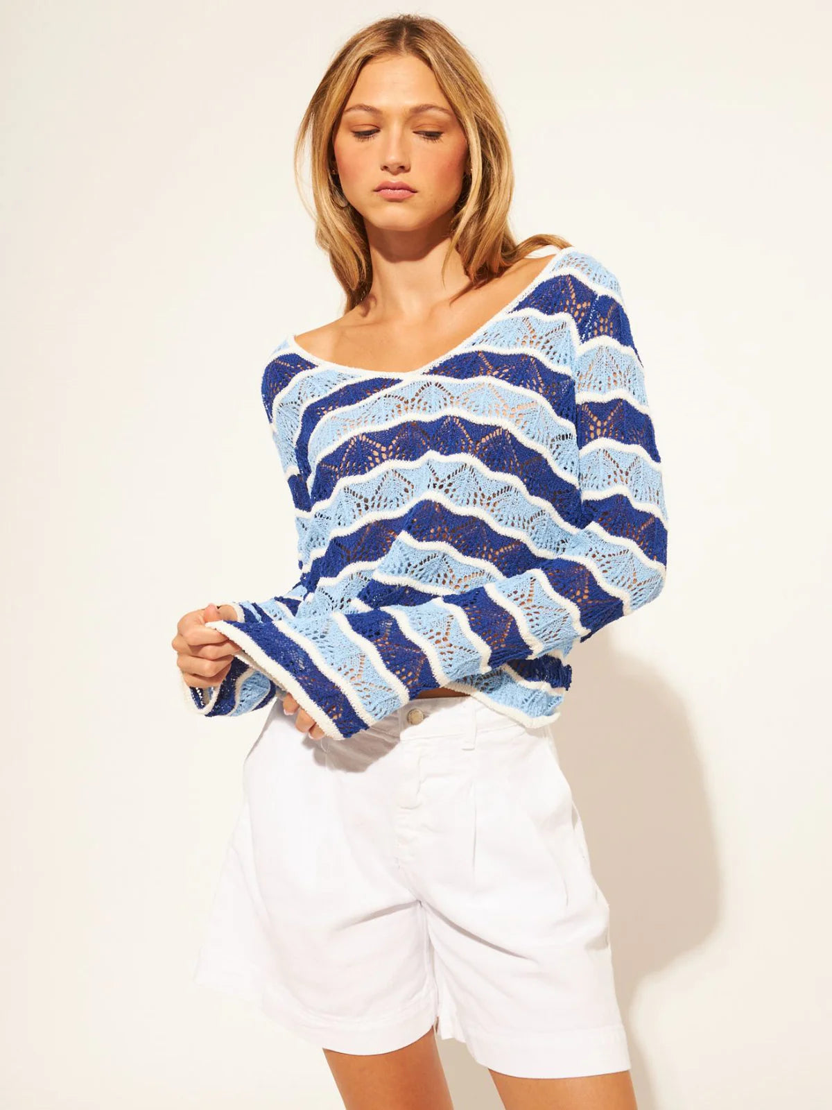 crochet sweater wither light and dark blue wavy stripes