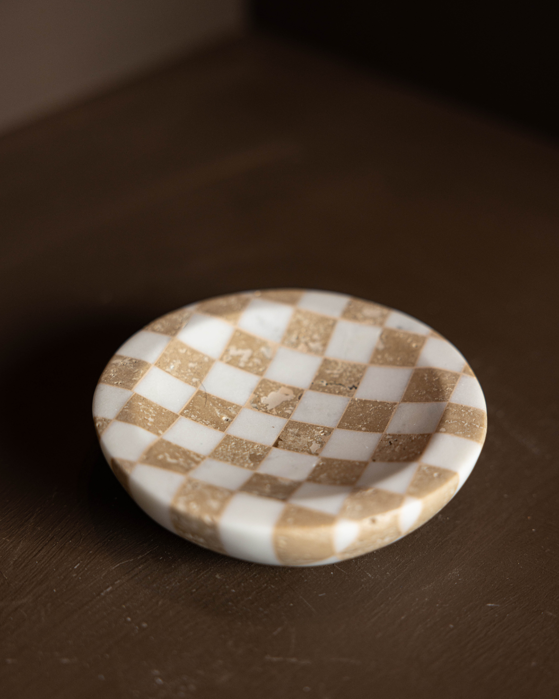 soap dish that is checkered in brown and white