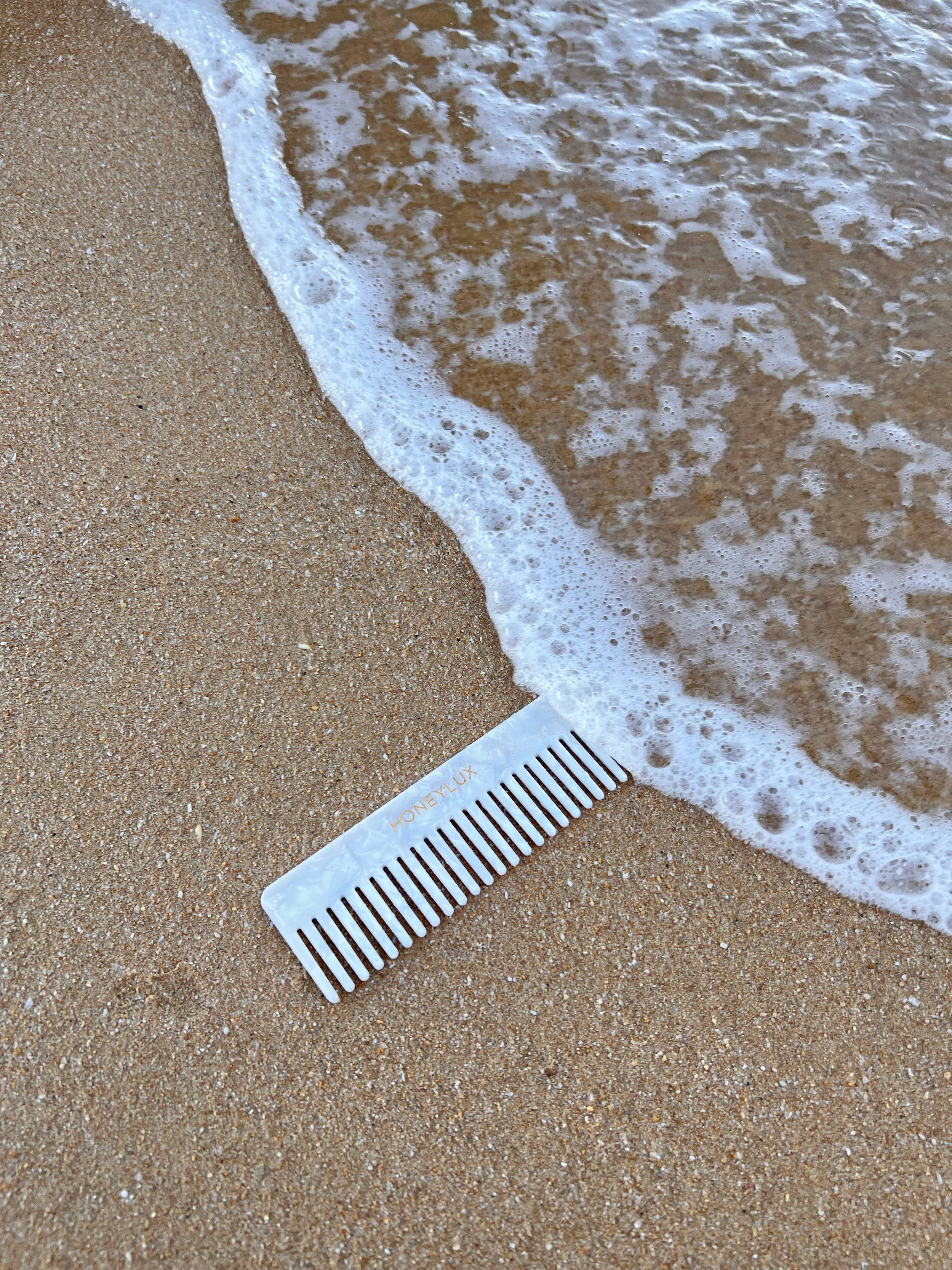 detangling comb in pearl white