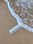 detangling comb in pearl white