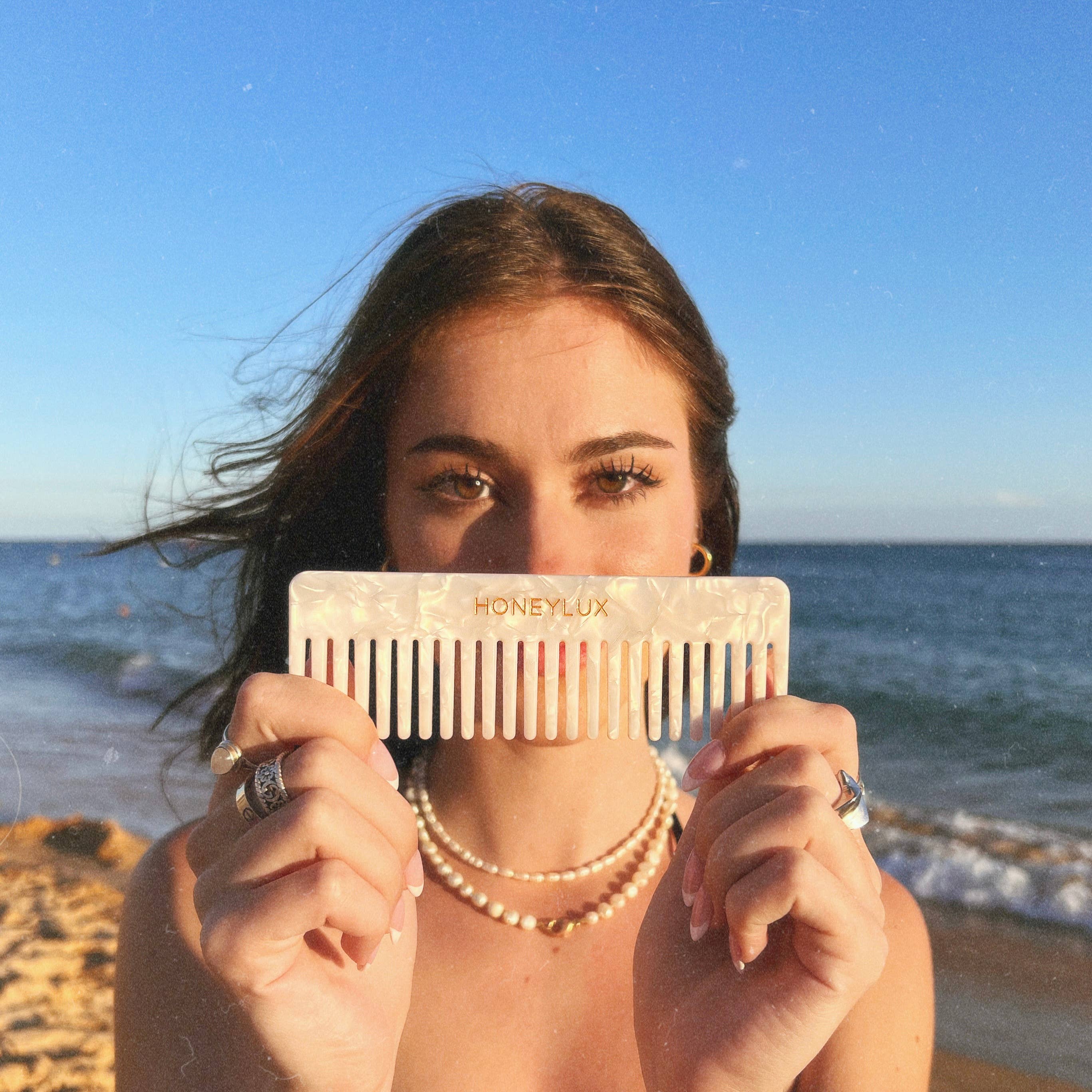 detangling comb in pearl white