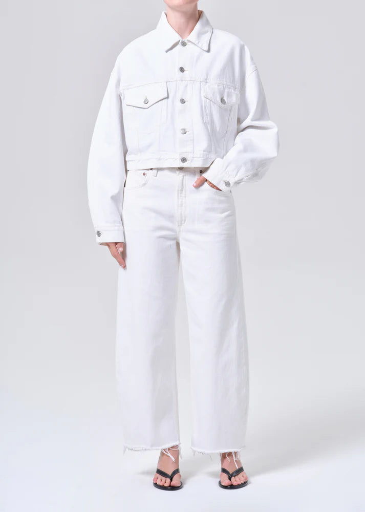 white denim pants with a curve shape and a fray bottom