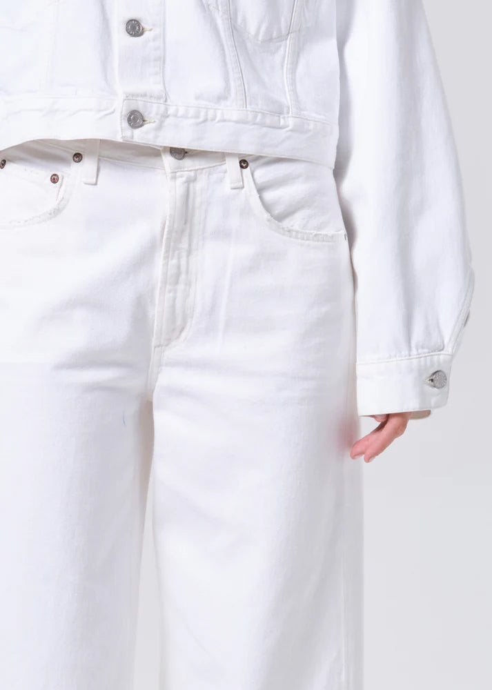 white denim pants with a curve shape and a fray bottom