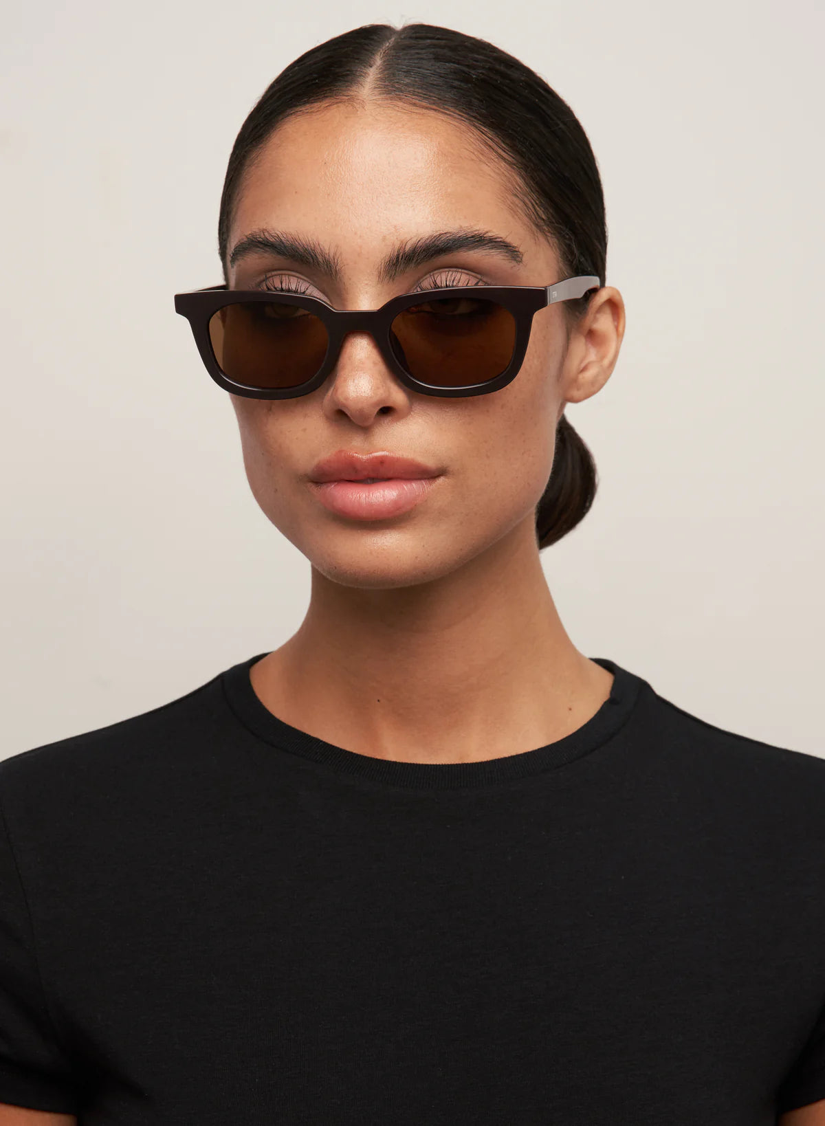 oversizes sunglasses with a brown frame and lenses