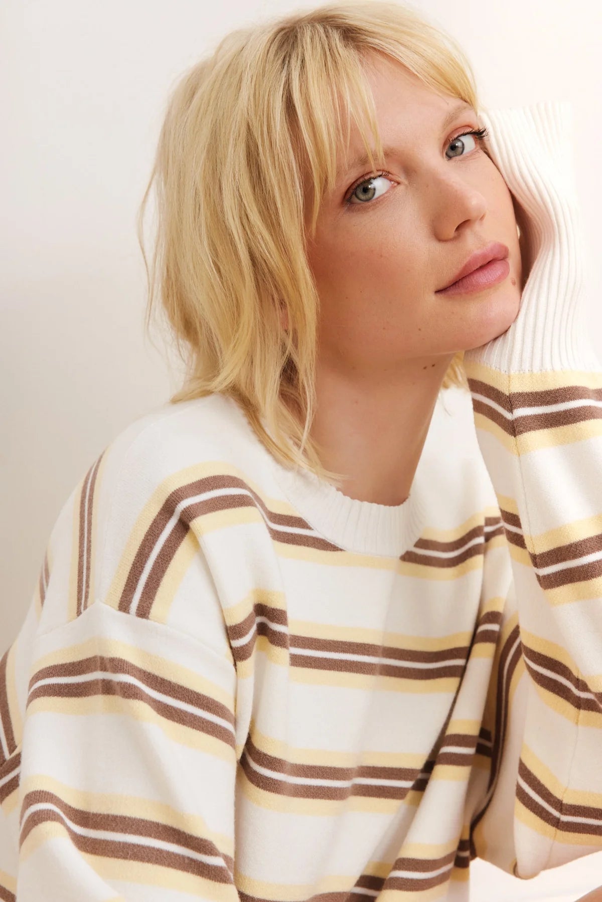 cropped sweater in whit with brown and yellow stripes