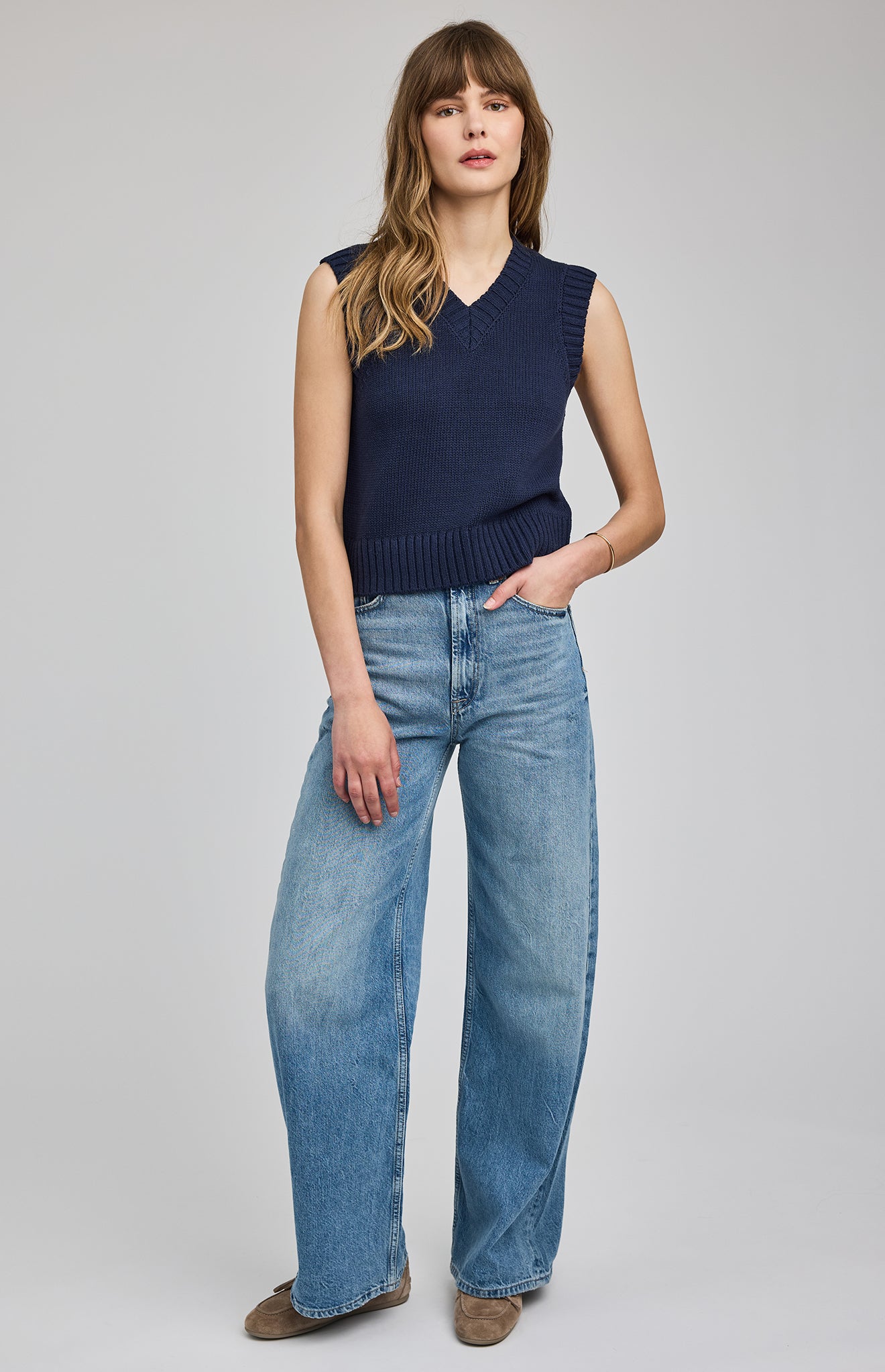 knit v-neck vest in navy