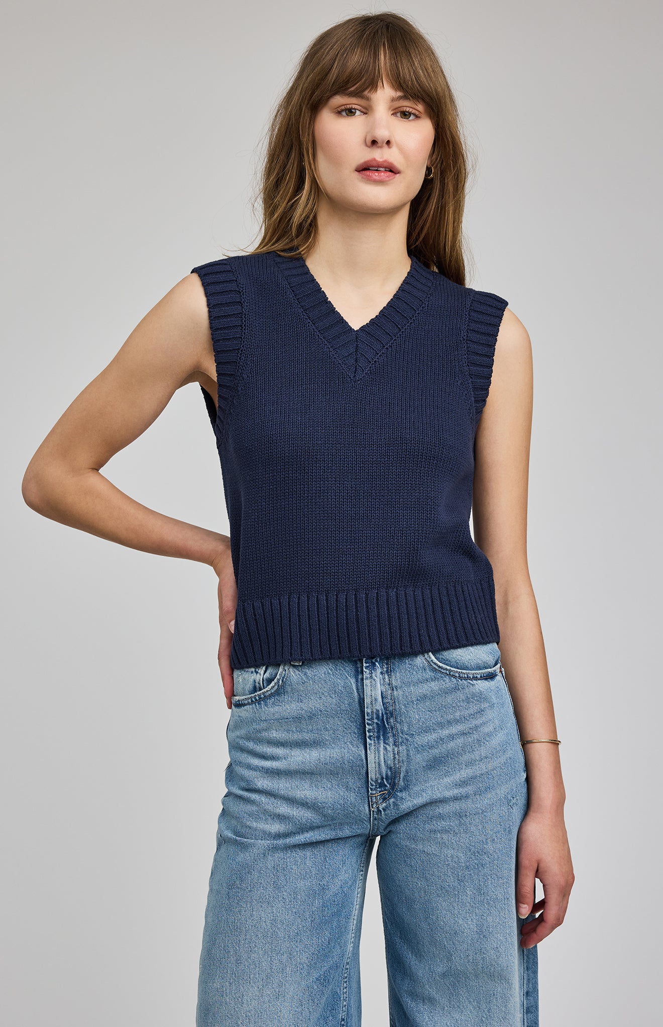 knit v-neck vest in navy